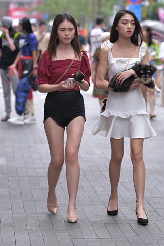 街拍身材匀称的高腰热裤姑娘