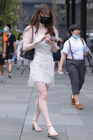 街拍时尚白皙的白裙高跟美女