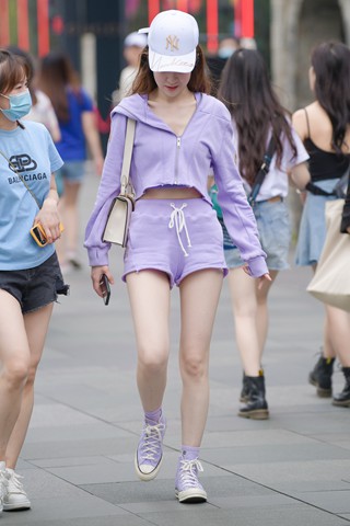 紫色套装女孩