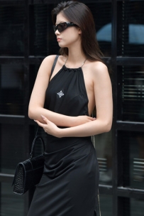 黑色长裙美背，苗条小姐姐